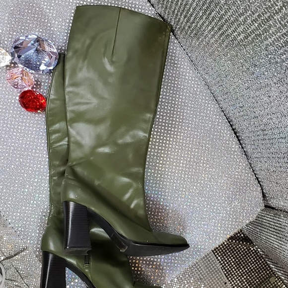 Shoes - Green Fine Leather Zip-Up Boots w/ Heels